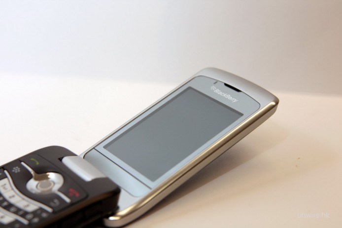 摺機現身！Blackberry Pearl Flip 8220 Smartphone