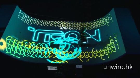 板仔至愛! 科幻 Tron 3D 投影技術下踩板