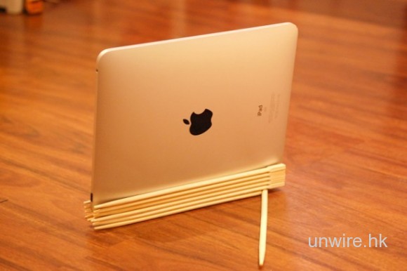用13根筷子製作iPad Dock