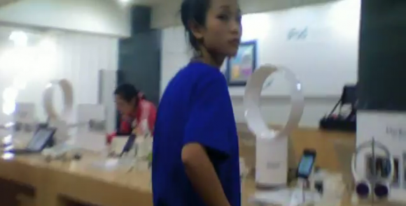 昆明「山寨 Apple Store」 影片．店內冷氣不足設有風扇降溫！