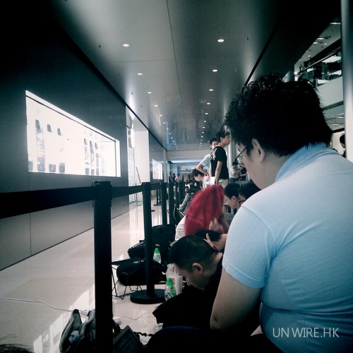 失暈魚排錯隊！IFC Apple Store 通宵排隊以為有 iPhone5 賣