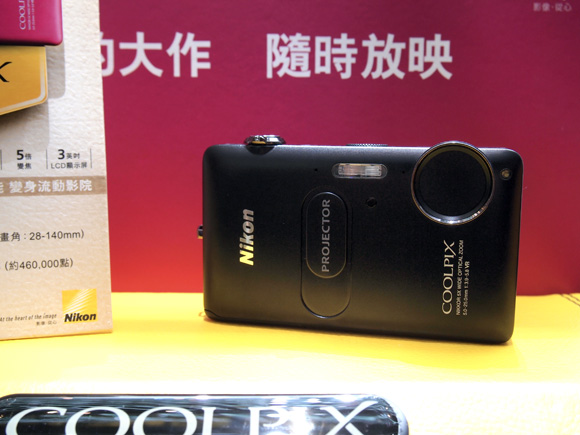 相機變身 iPhone / iPad 周邊？Nikon Coolpix S1200pj