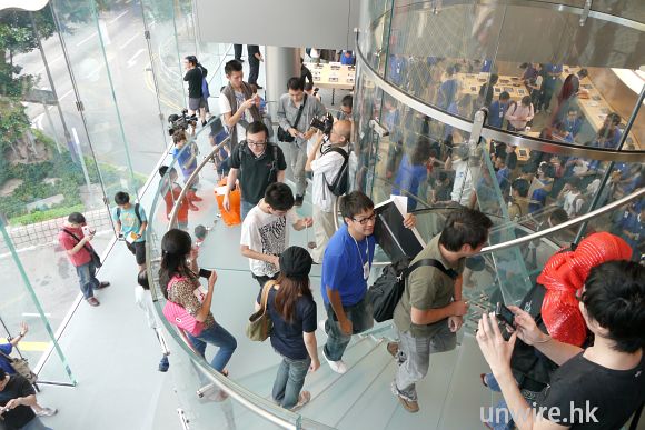 Apple Store 開幕番外篇：千萬打造，天花照滴水