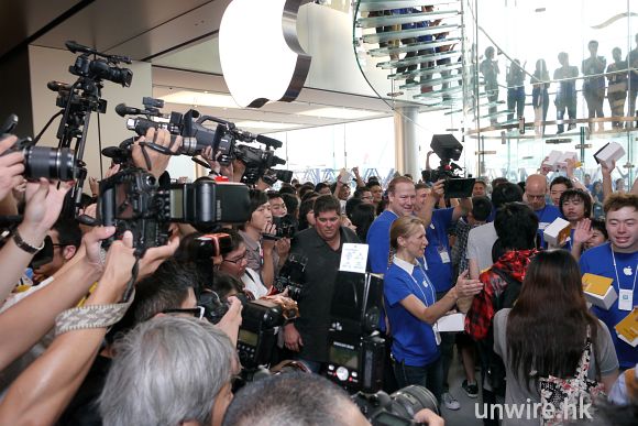 氣氛高漲！Apple Store IFC 店開幕了！