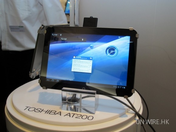 IFA 現場真機速試 : 7.7mm 激薄 Honeycomb！Toshiba AT200 速試