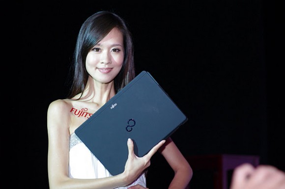 Fujitsu 30 週年紀念機種 Lifebook PH771 輕薄登場