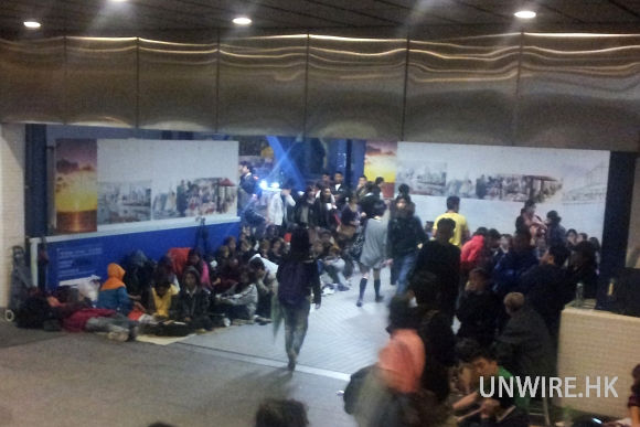 南亞排隊黨：我們有 1,000 人，你們 Apple 有沒有 1,000 部 iPhone 4S?