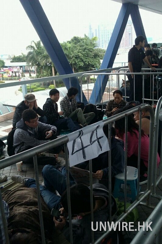 鐵籠禁錮！IFC 排買 iPhone4s 賤如難民營