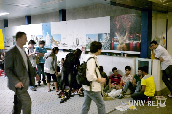 拖馬 200 人？IFC iPhone 4s 排隊黨激鬥實錄！