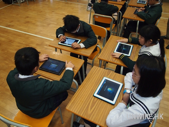 小學發難用行動說不！用 iPad 授課回應教科書加價