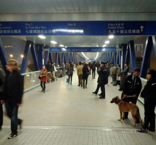 [新 iPad] 警犬出動 !  IFC 黃牛瓦解