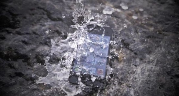 日本推出 iPhone 、Galaxy 裸機防水加工服務  跌落河也不怕！