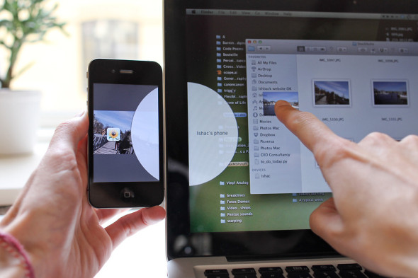 iPhone 電腦合體，檔案用手拖