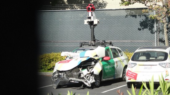 可憐！撞扁了的 Google 街景車