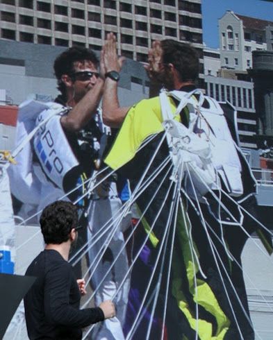 飛天降落傘示範 Google Glass！ 體驗版 1,500 美元 預計下年推出