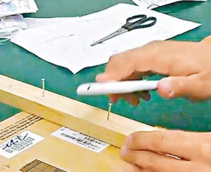 實驗失敗 :  學 NOKIA 手機敲釘， HTC 熒幕即爆