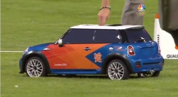 倫奧曲終人散！齊找趣味點：迷你 Mini Cooper 變身「搬運工人」