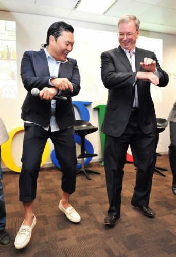 Eric Schmidt 跟 PSY 學跳 Gangnam Style