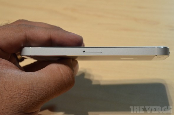 iPhone 5 黑白真機上手相片！