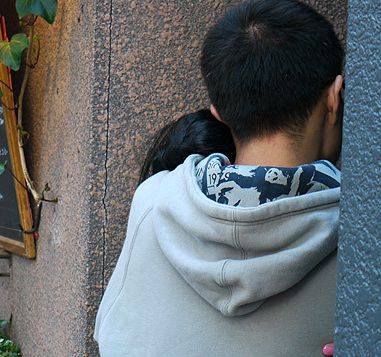 不再讓你孤單 2 – 日本宅男教你一個人扮與女友擁抱的自拍方法