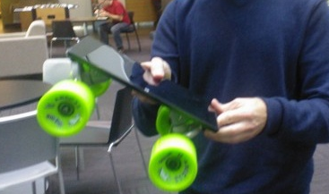 Microsoft Surface 當滑板踩都唔爛