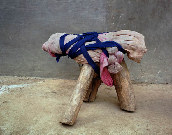 攝影師十年追逐廢物椅