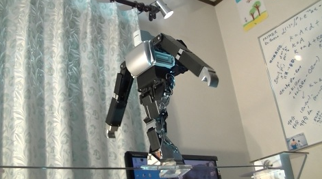 平衡力驚人的機械人   踩綱線都完全無難度