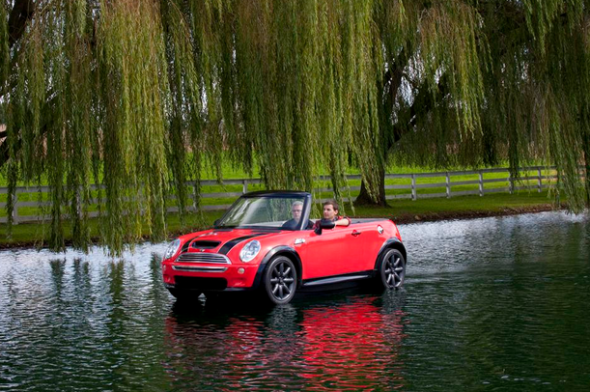 MINI Cooper 學懂游泳了！