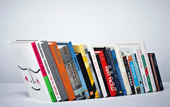 隱形書夾神奇地令書站起來