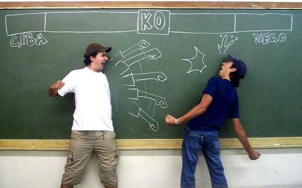 粉筆的魔法，粉筆漫畫加虛擬槍戰