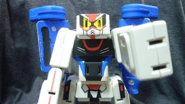 勁過 15 機合體！舊插座合體變身機械人