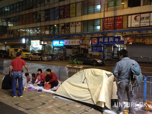 毋懼寒冷訓街！馬路邊札營等 iPad mini