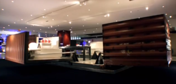 表演如何把 5 間房收入一個船運貨箱