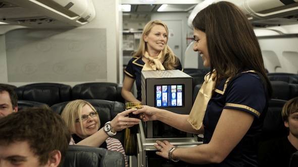 空姐好幫手．飛機飲品調配機械人