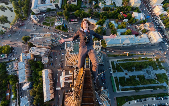 勇氣表現？俄羅斯攝影師瘋狂玩命