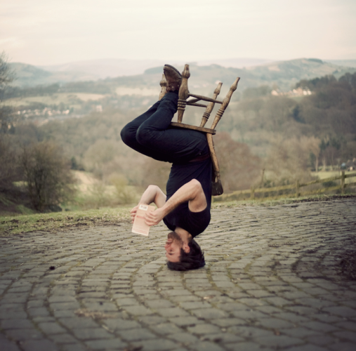 無造假！攝影師倒轉自己拍照