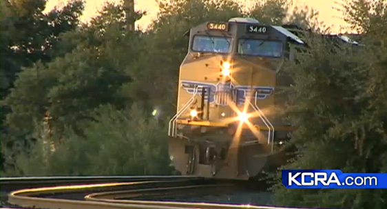 攝影師在路軌上拍照不慎被火車撞到