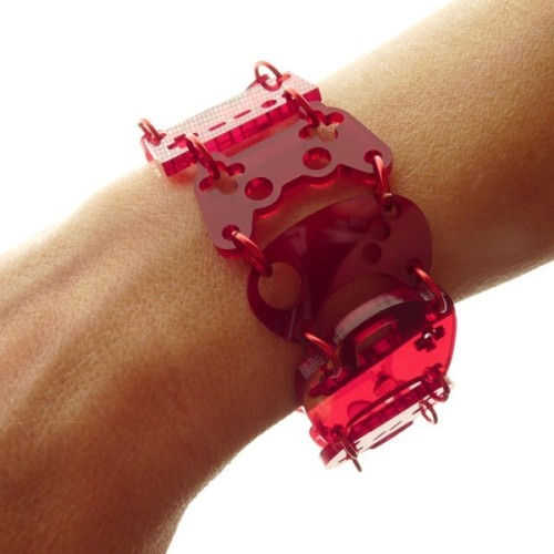 電玩迷注意！集合 9 款經典主機手制的手鍊