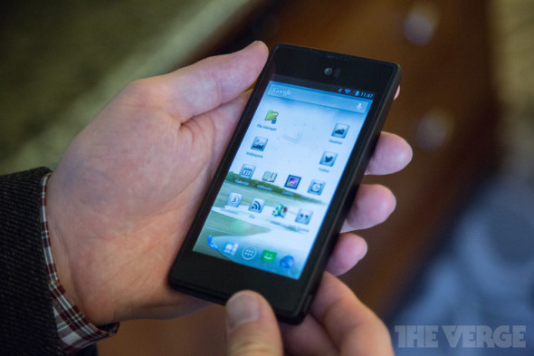 E Ink + LCD 雙熒幕 Android 機 ～ YotaPhone 登場