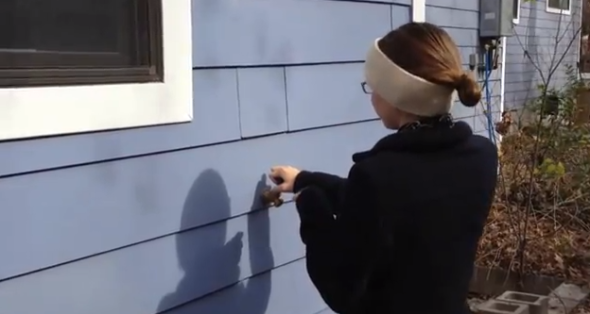 用五金器材和木整作隱形門