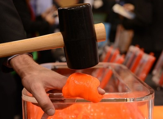 用槌子打手指宣傳保護套