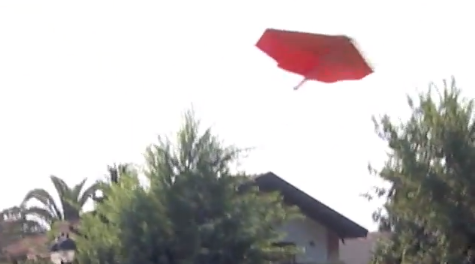 學生必需品之一？用手機控制紙飛機傳話