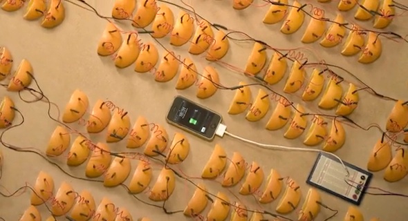 用橙為 iPhone 充電