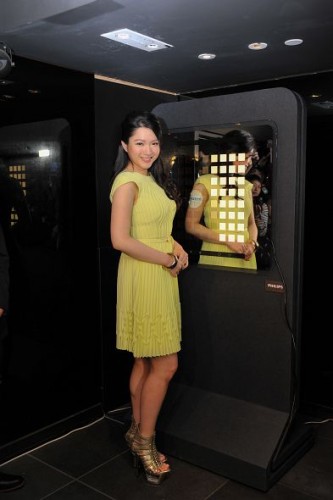 苟姑娘親自示範！飛利浦 OLED 互動鏡