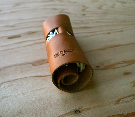 一次過收好充電線、耳機和電插頭