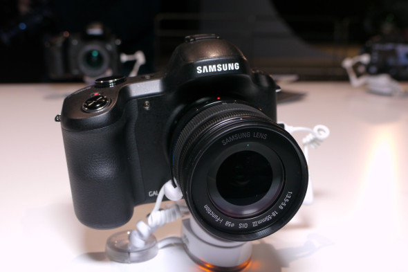 【新機速試】Android 系統殺入相機市場．Samsung GS4 Zoom、GALAXY NX