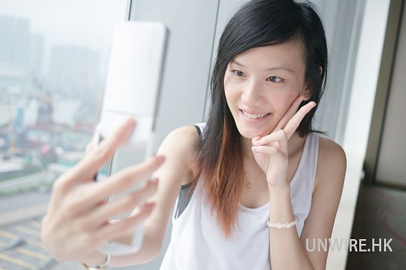 好賺過炒 iPhone ! 小妹 Cherry 親身試 「自拍神器」 Casio EX-TR15