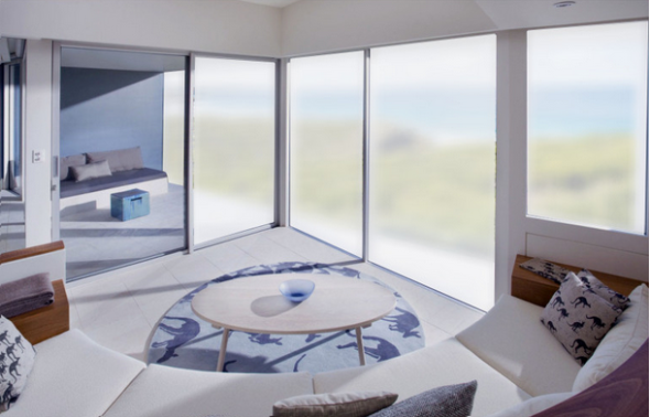 神奇玻璃貼！用手機一按變透明