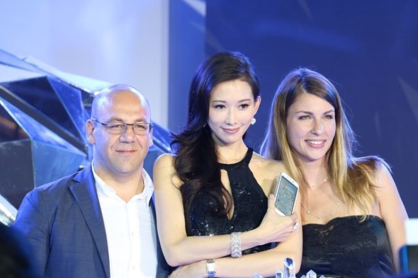 主打女性用家！HK$3700 買 SWAROVSKI 手機