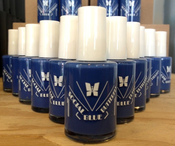 Facebook 專用藍色指甲油